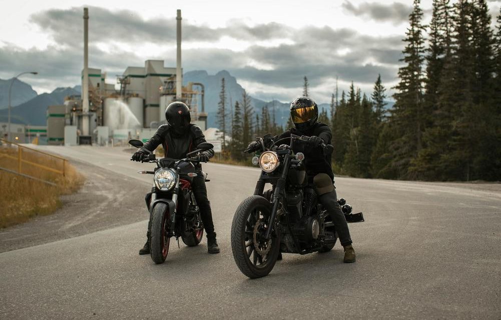 Les motos pour le loisir et le Berlingo pour le travail